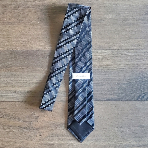 Calvin Klein Silk Tie - Picture 4 of 10